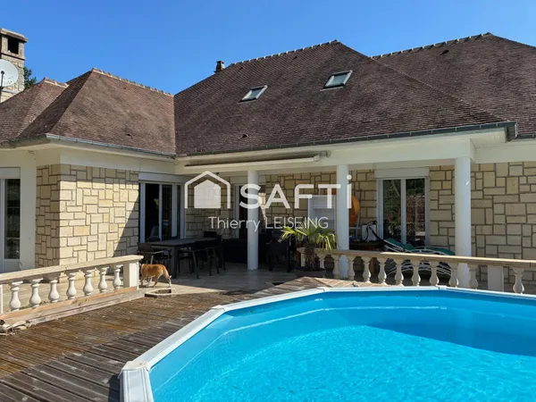 Magnifique propriété avec piscine, 5 chambres, sur terrain de 3500 m2 dans résidence privée