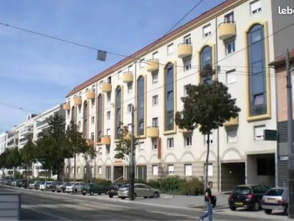 Studio meublé 21,55 m2 + parking, Fac Lyon 2 et Tram, loué, 5e étage, rentabilité 6,65%