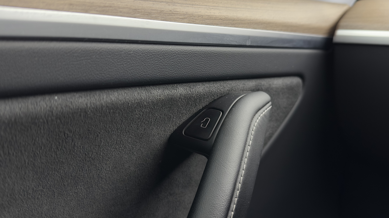 Tesla MODEL Y Standard RWD — photo 16