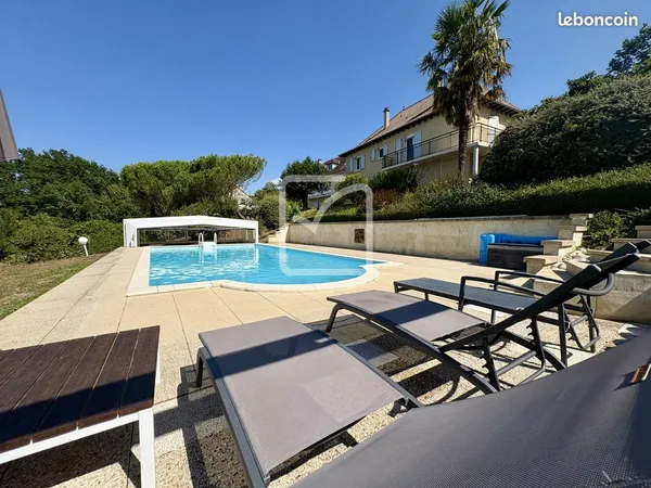 Studio 6 pièces 136 m²