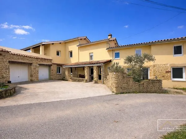 Maison familiale 216 m2 5 chambres, salon cathédrale, terrain 1333 m2, double garage
