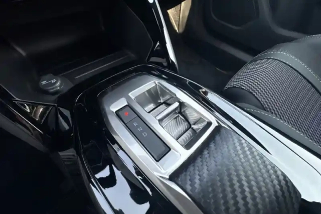 Peugeot 2008 hybrid 145 e-dcs6 — photo 21