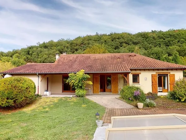 Rare à Montignac-Lascaux : à proximité à pieds des commerces et services, maison de plain-pied offra
