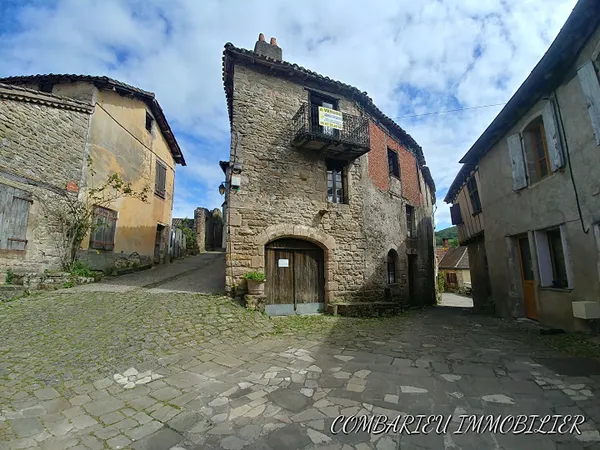 Centre village, toiture refaite.