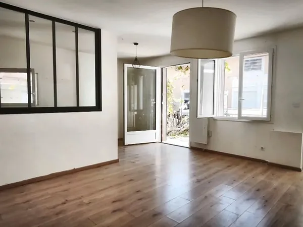 Pavillon 82 m² Lyon 7 Gerland, 2 chambres, mezzanine, cellier --Prix: 289 000