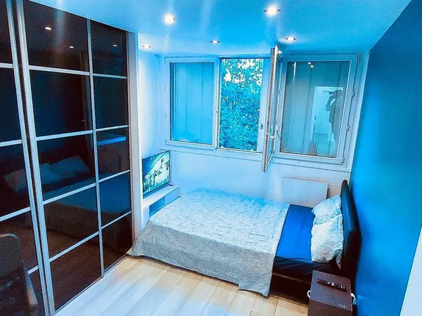 Chambre meublée avec télévision en colocation