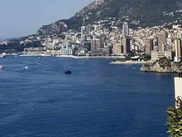 Roquebrune-Cap-Martin–Villa de Prestige avec Vue Mer et Monaco dans un Quartier Recherché
