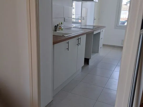 À LOUER - Bel appartement entièrement rénové, prêt à vous accueillir