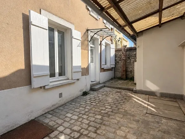 Maison de ville 3 pièces avec cour privative et stationnement