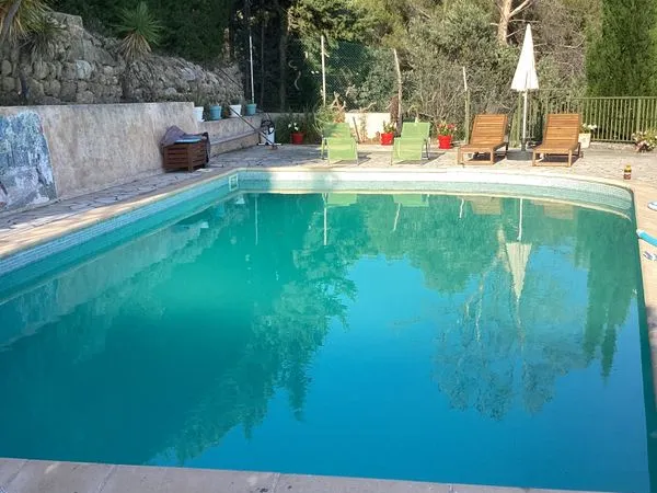 A proximité de Cannes, Saint Raphaël et Grasse, grande et lumineuse villa familiale et de rapport lo