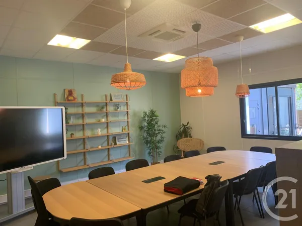 Bureau 1 pièce 225 m²