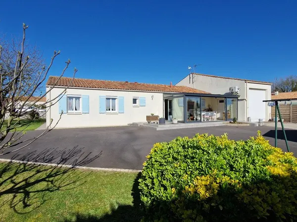 Maison viager à vendre occupé 5 pièces proche de TONNAY CHARENTE (17) 168 m² habitables - Garage