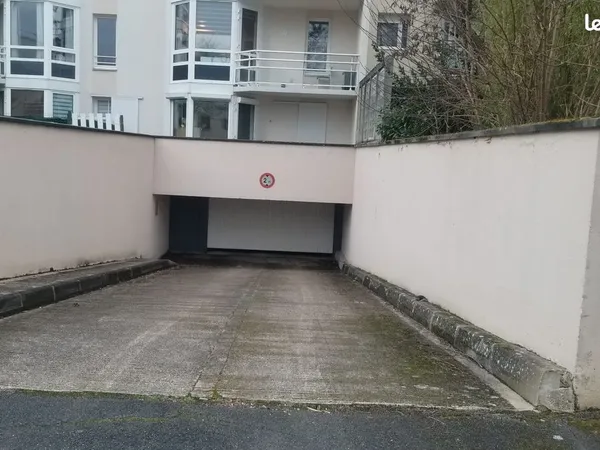 Parking Souterrain 13 m² ~ Accès libre et autonome ~ quartier calme et sécurisé ~ Gare RER D à 10 mi