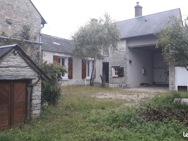 Maison en pierre avec maison d'amis, grange et jardin - environnement calme