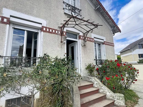 Maison de 84 m2 (104 m2 au sol) avec un beau jardin (parcelle de 319m2) à deux pas du centre ville d