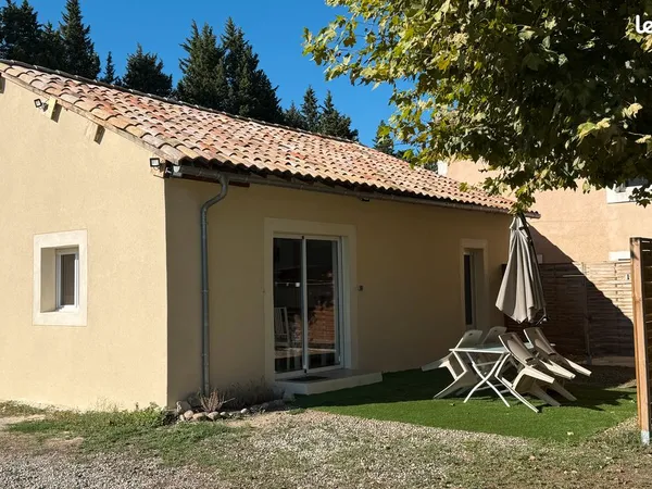 Maison neuve meublée avec 2 grandes chambres, parkings, terrain et portail automatique, au calme. Ba