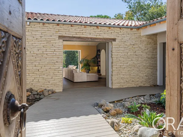 Villa contemporaine, le prestige au naturel !