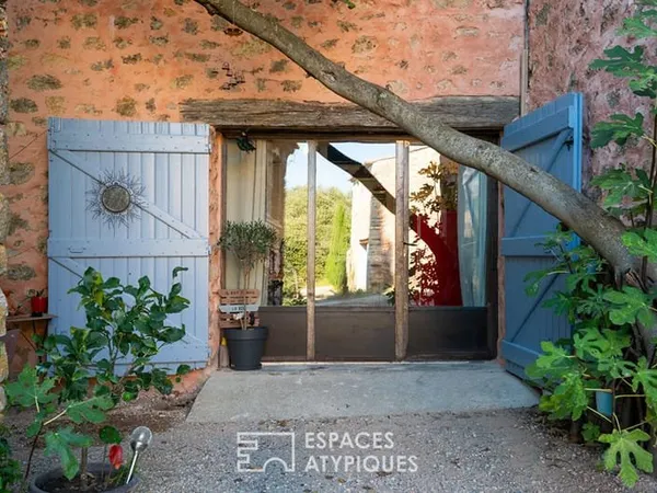 Maison en pierre rénovée avec piscine et jardin
