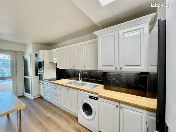 Chambre meublée dans colocation filles