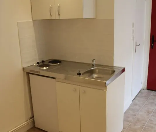 À LOUER - Studio de 13 m² - Centre-ville de Saint-Julien-du-Sault