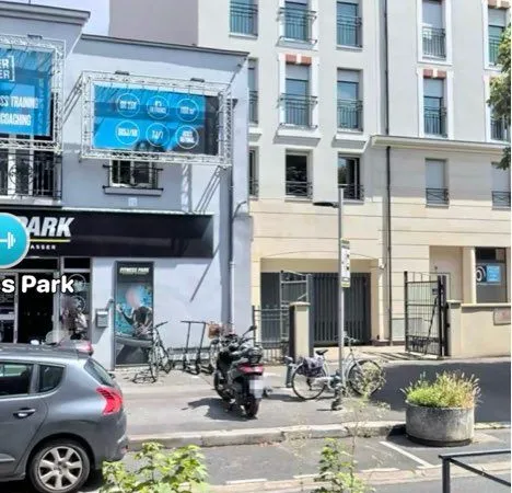 Place de parking sous terrain devant la gare du raincy