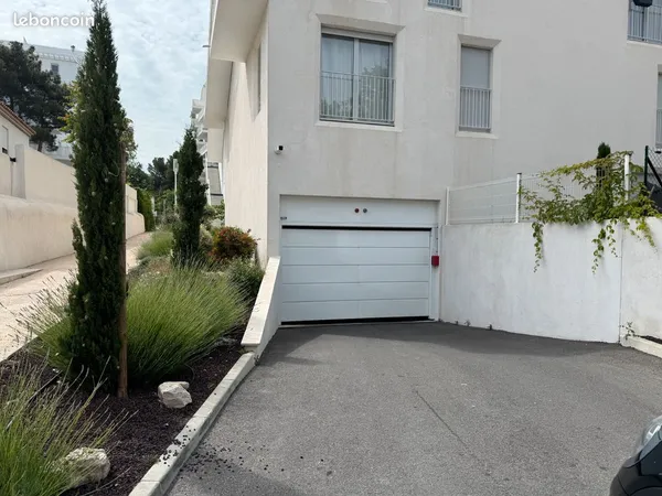 Location Garage parking sécurisé 13009