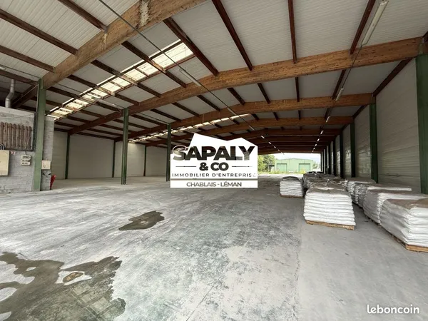 Local 650 m² Scientrier