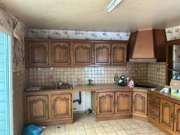 maison de village à renover, avec un petit jardin et une parcelle de deux cents M2 à proximite.