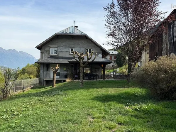 Maison . 9 pièces . 216m²