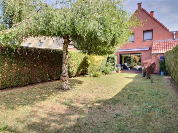 Maison Sequedin 82m² au sol - semi individuelle - 3 chambres - jardin - garage et 2 places de statio