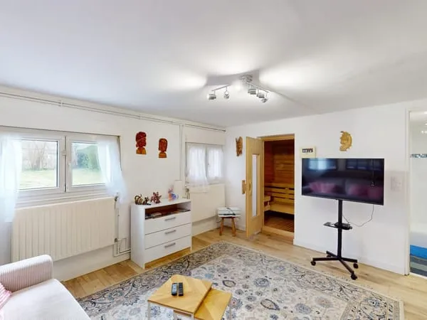 Maison T6 de 139 m2 avec véranda, jardin et ascenseur.