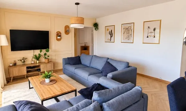 ** APPARTEMENT 4 Pièces avec 3 Chambres ** Climatisé ** Prestations Modernes ** Terrasse Ensoleillée