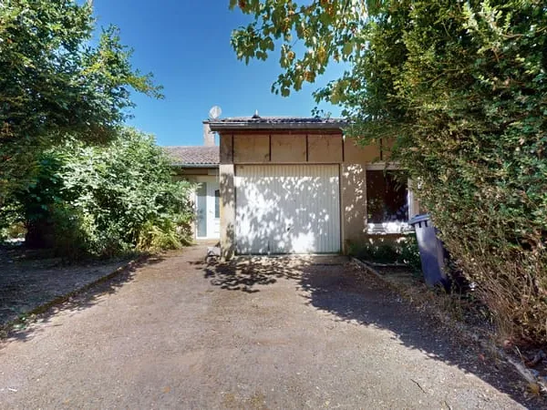 Maison plain pied sur 13.65 ares de terrain.