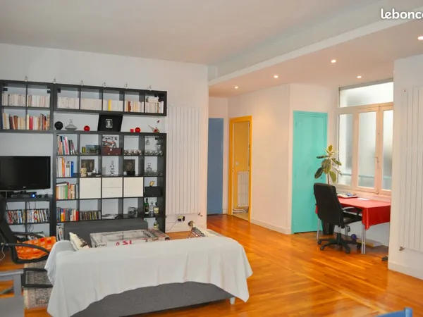 Grand T2 lumineux sur parquet massif en hyper centre