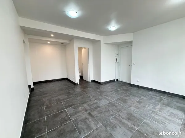 Local commercial 30m2 refait a neuf