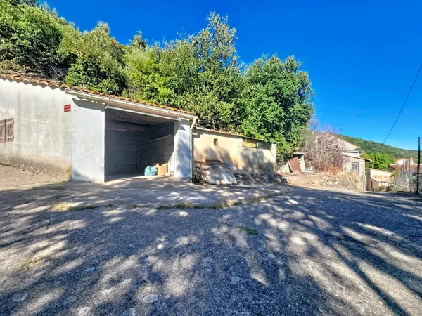 Une maison de village à fort potentiel, avec terrain en terrasses, vue dégagée et grand garage indép