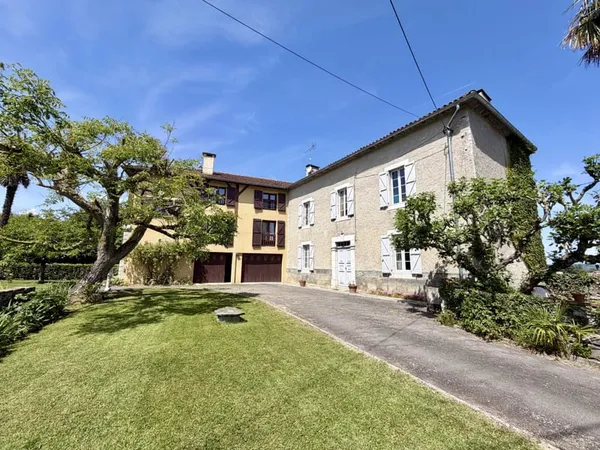 Deux propriétés avec piscine et un terrain de 2 170 m²