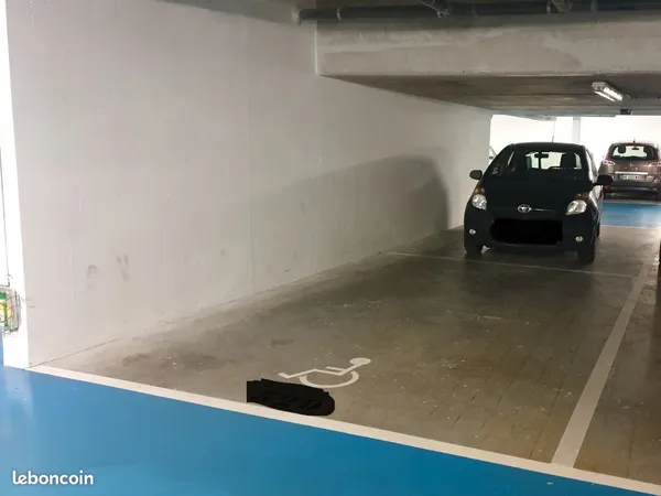 Grande place parking sécurisée - Nanterre Mont-Valérien / Place de la Boule