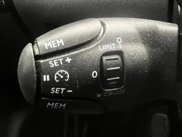 Peugeot 2008 1.2 puretech 100ch s&amp;s allure — photo 14
