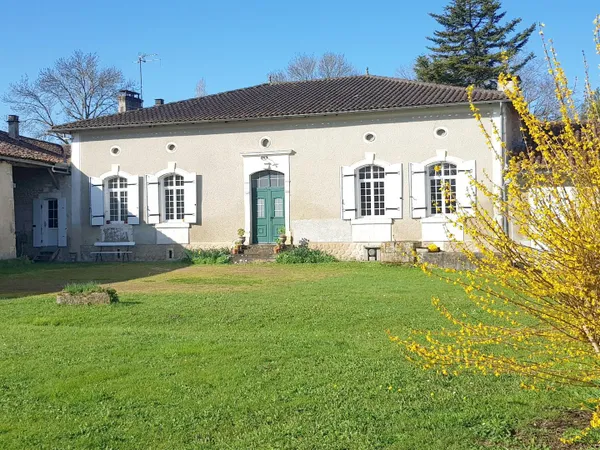 Bien rare : ancienne ferme du XVIII? siècle avec dépendances et grand terrain arboré à Barbezieux-Sa