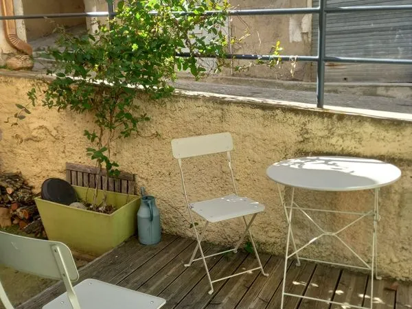 Jolie maison de village près de la rivière