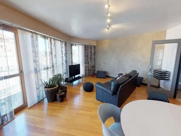 EXCLUSIVITE ! bel Appartement T4/T5 avec une architecture originale avec 2 balcons, cave et box , ha