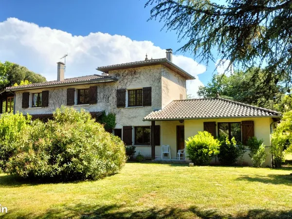 Propriete famillale avec maison, pavillon indepandant, picsine et foret