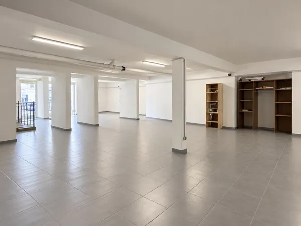 Local commercial 230 m²