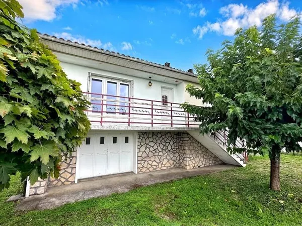 Maison sur sous-sol avec 4 chambres et jardin de 1136m².