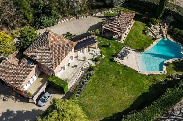 MEYRARGUES - MAISON - DEPENDANCE - TERRAIN 4 250 M2 - PISCINE - GARAGES - 1 079 000€
