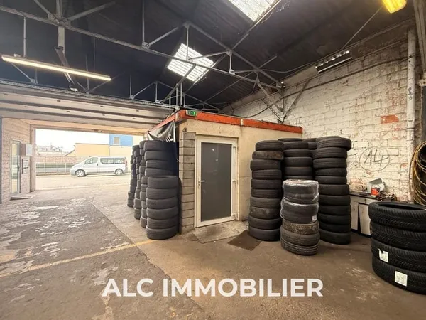 Grand local professionnel 437 m2 avec atelier et stockage