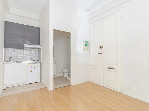 75017 - RUE FARADAY - STUDIO - BELLE HAUTEUR SOUS PLAFOND