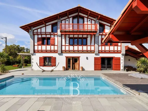 Maison 8 pièces 390 m²