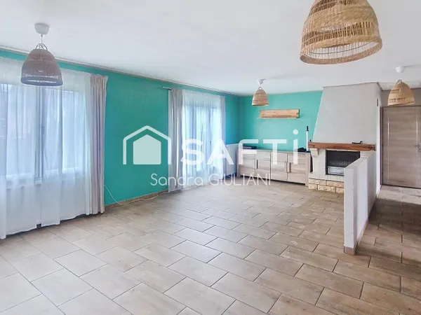Maison individuelle plain-pied élevée sur sous-sol avec 3 chambres, jardin, garage et terrasse !